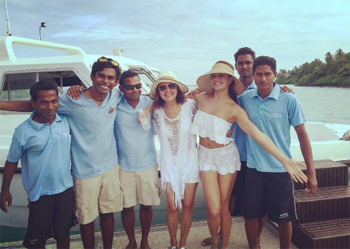 By the Beach: Nargis And Jacqueline\'s Marvellous Holiday Pictures