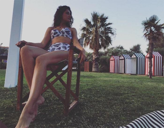 By the Beach: Nargis And Jacqueline\'s Marvellous Holiday Pictures