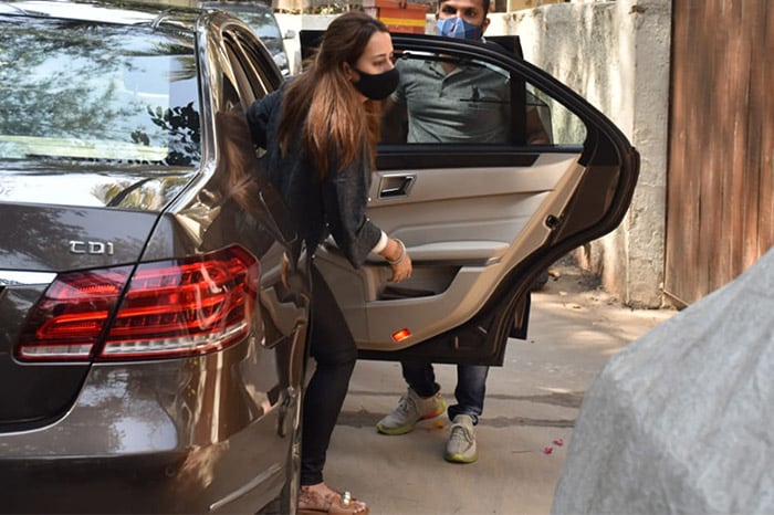 Designer Natasha Dalal, who got married to Varun Dhawan last month, was pictured in Juhu on Tuesday morning. She still has her wedding <I>mehendi</i> on her hands and feet.