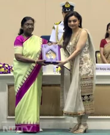 Choreographer Vaibhavi Merchant won the best choreography award for the song Dhindhora Baje Re from the movie Rocky Aur Rani Kii Prem Kahaani.