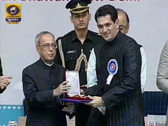 Director Omung Kumar was the <i>Man in Black</i> as he received the award for Best Popular Film Providing Wholesome Entertainment for <i>Mary Kom</i>.<br><br>
Image courtesy: DD National