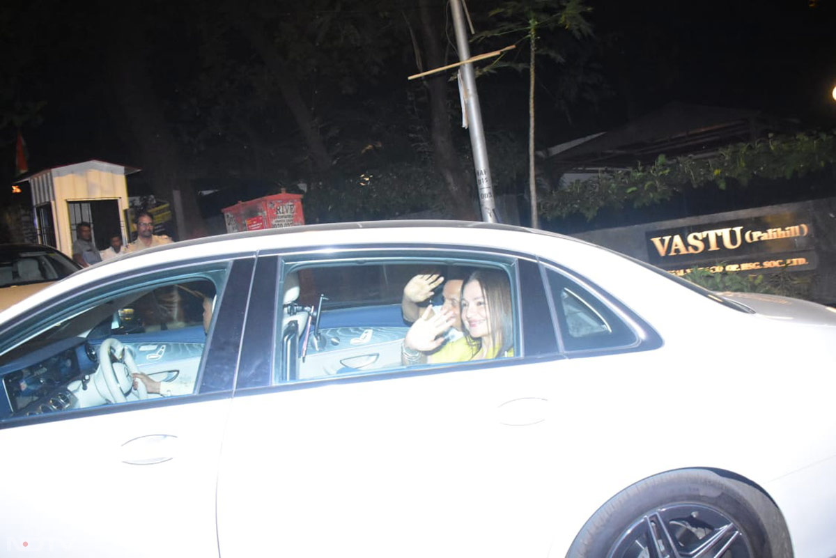 Pooja Bhatt arrived with dad Mahesh Bhatt for the celebrations. (Image Courtesy: Varinder Chawla)