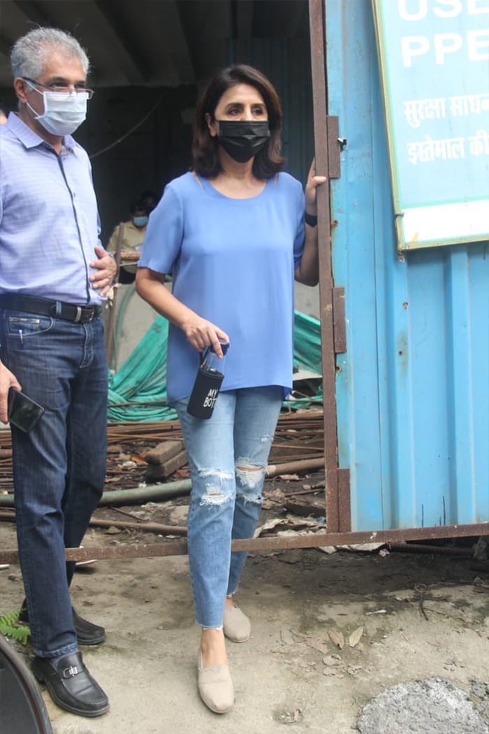 Actress Neetu Kapoor was spotted at the construction site of the Krishna Raj bungalow in Mumbai\'s Bandra on Wednesday.