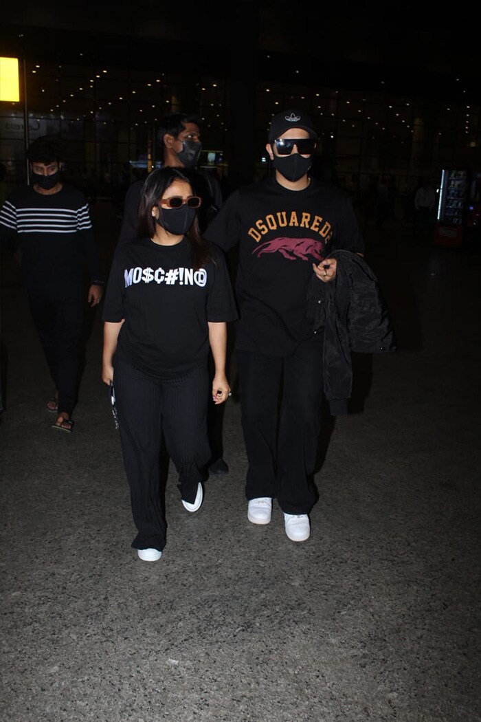 The couple wore matching outfits for their flight.