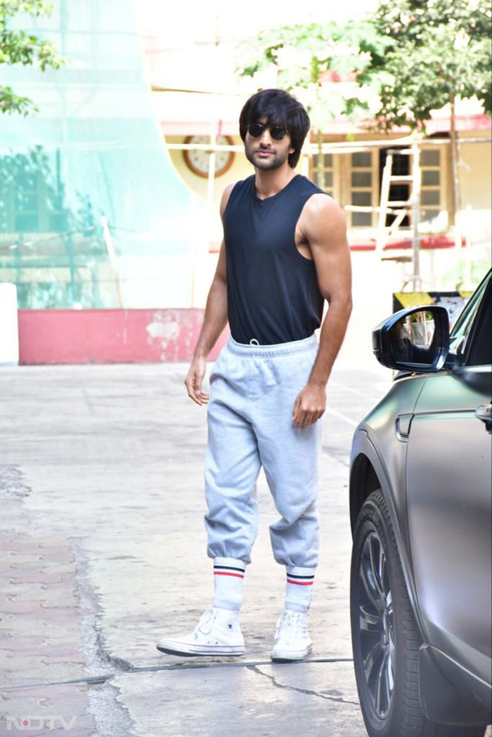 Meezaan Jaaferi posed for the paparazzi as he was spotted outside the gym. (Image Courtesy: Varinder Chawla)