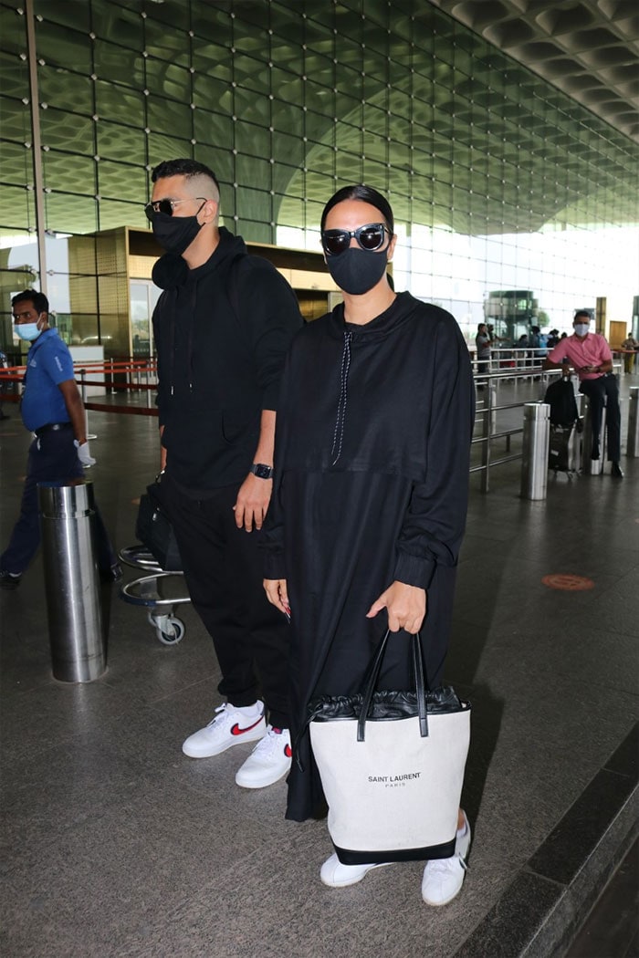 नेहा धूपिया और अंगद बेदी मुंबई एयरपोर्ट पर किए गए स्पॉट