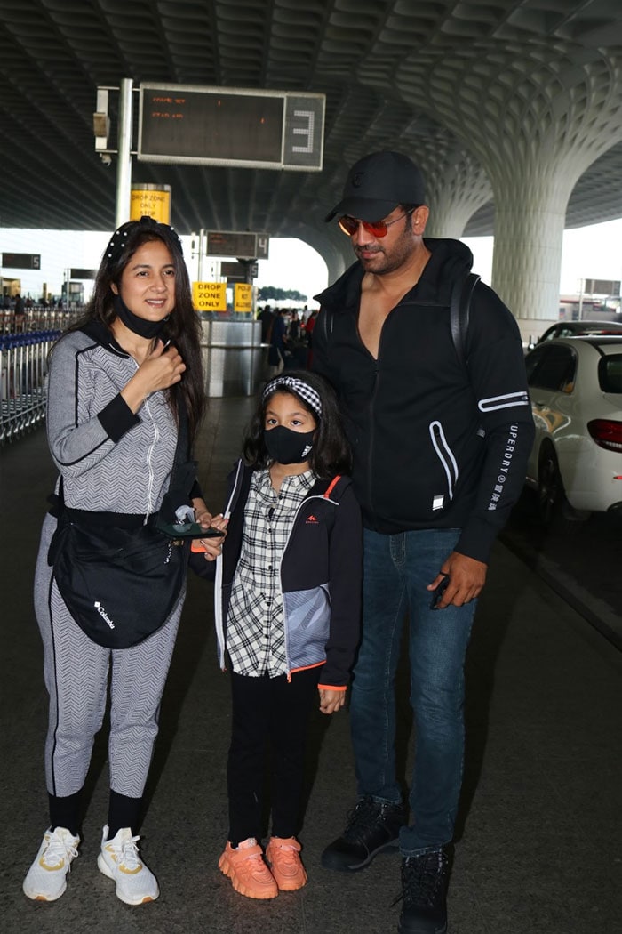 नेहा धूपिया और अंगद बेदी मुंबई एयरपोर्ट पर किए गए स्पॉट