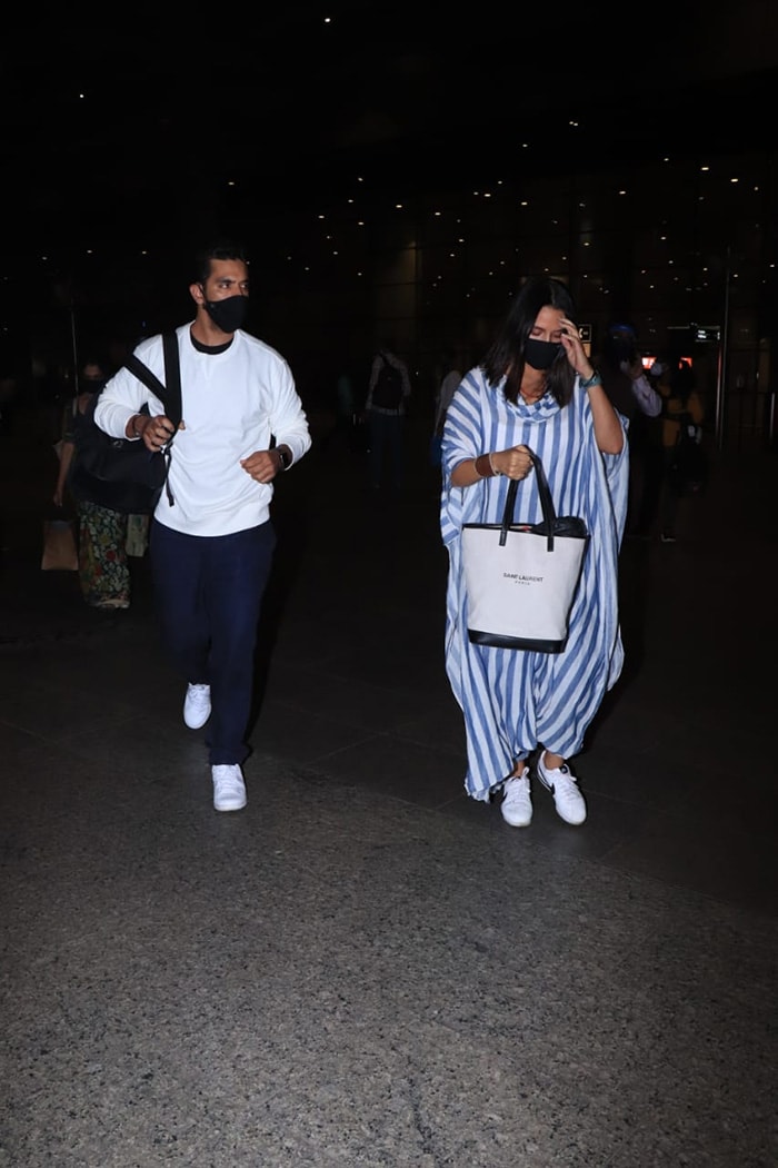 नेहा धूपिया और अंगद बेदी को मुंबई एयरपोर्ट पर किया गया स्पॉट