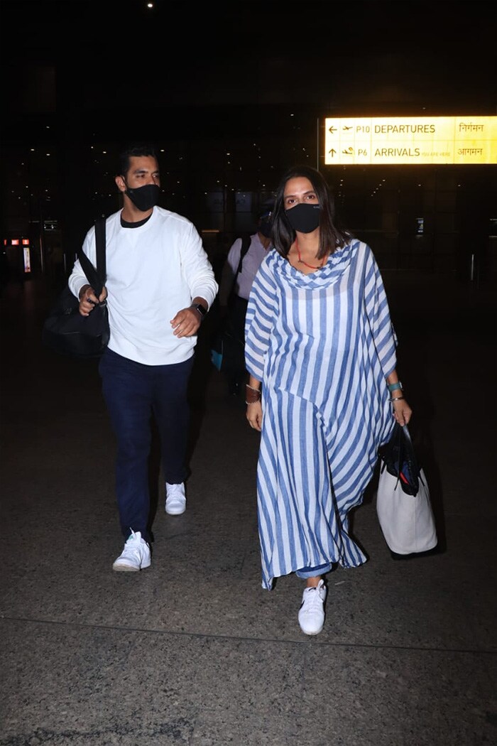 नेहा धूपिया और अंगद बेदी को मुंबई एयरपोर्ट पर किया गया स्पॉट
