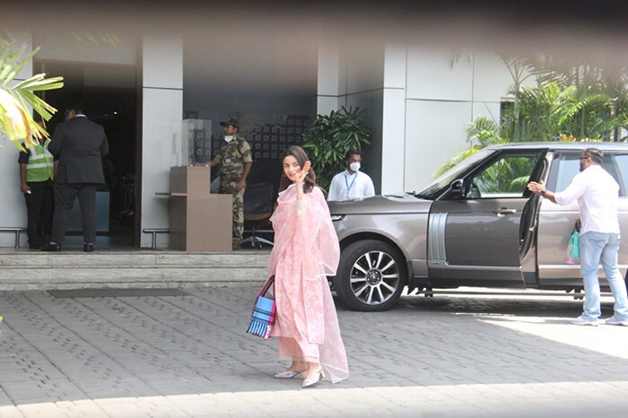 Newlywed Alia Bhatt Pictured At The Airport