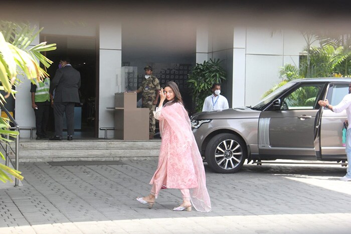 Alia Bhatt happily posed for the cameras at the airport.