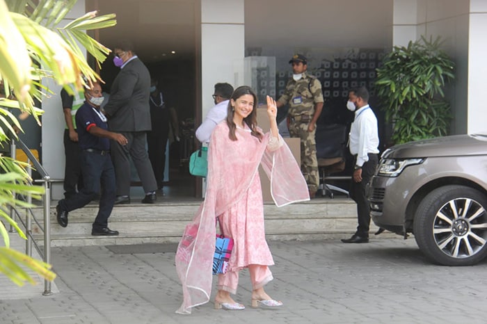 We got a glimpse of Alia Bhatt's henna in the pictures.