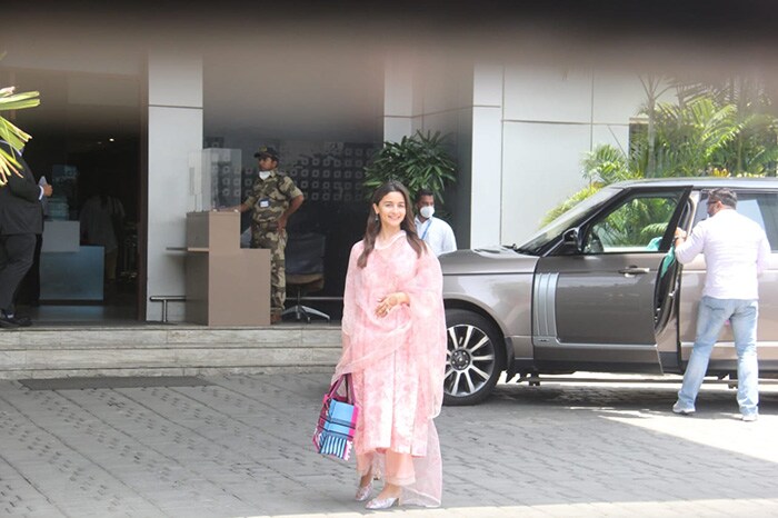 Newlywed Alia Bhatt Pictured At The Airport