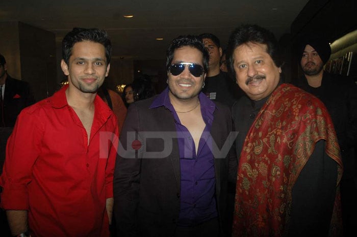 Rahul with a very cheerful Mika and Pankaj Udhas in his usual attire.