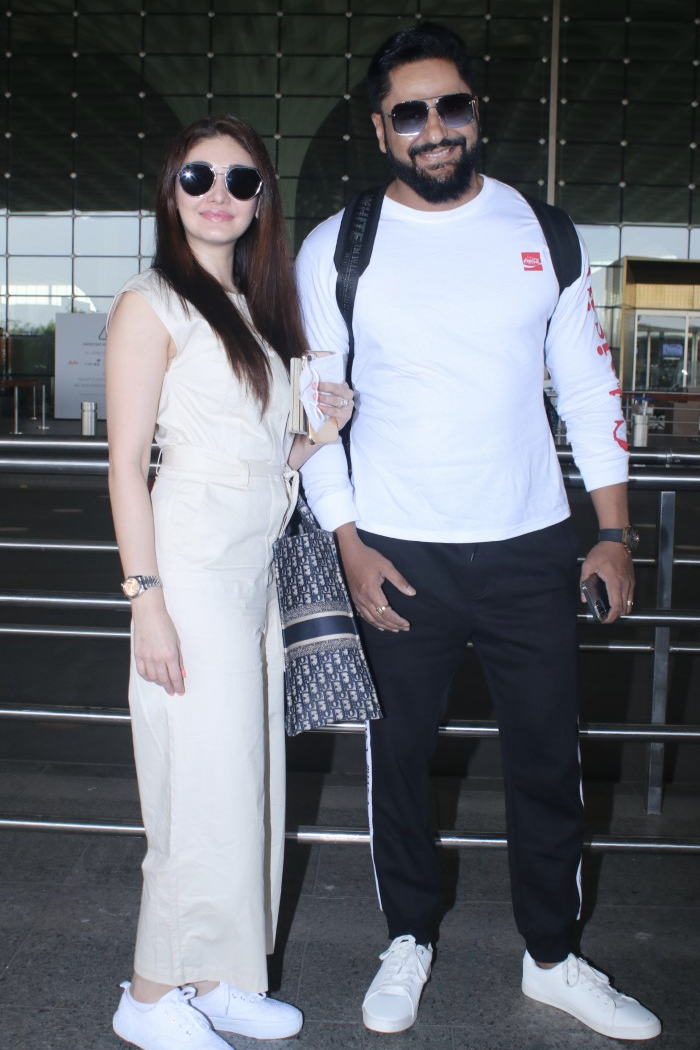 The couple happily posed for the shutterbugs.