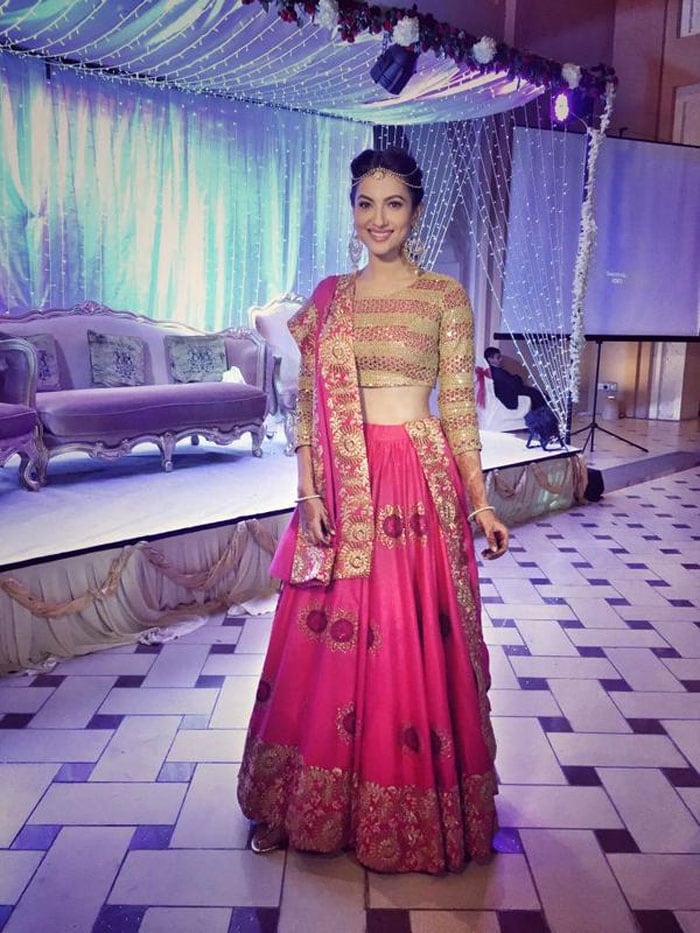 On an another occasion, Gauahar looked spectacular in a pink Surendri <i>lehenga-choli</i> accessorised with a <i>maatha patti</i> and earrings.<br><br>

This image was posted on Twitter by <a href="https://twitter.com/shinepayal/status/624429369130246145/photo/1" target="_blank" rel="nofollow" >@shinepayal</a>