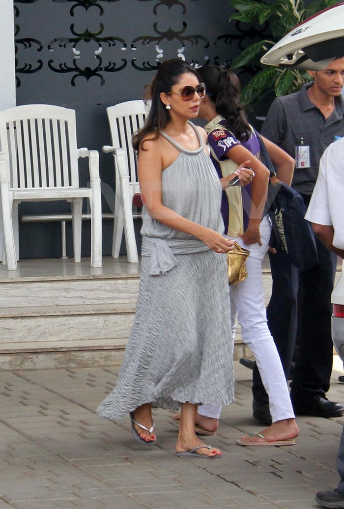 <b>Summer Splash</B><br><br>
En-route to Kolkata, Gauri Khan looked cheer-ready to support KKR with husband SRK and daughter Suhana, dressed casually in a grey maxi-dress and matching <i>chappals</i>. <br><br><embed allowScriptAccess="never" saveEmbedTags="true" quality="high" wmode="transparent" bgcolor="#ffffff" name="beta3" salign="tl" scale="autoscale" type="application/x-shockwave-flash" pluginspage="http://www.macromedia.com/go/getflashplayer" FlashVars="p=5036232" src="http://i.polldaddy.com/poll.swf" width="252" height="210"></embed>