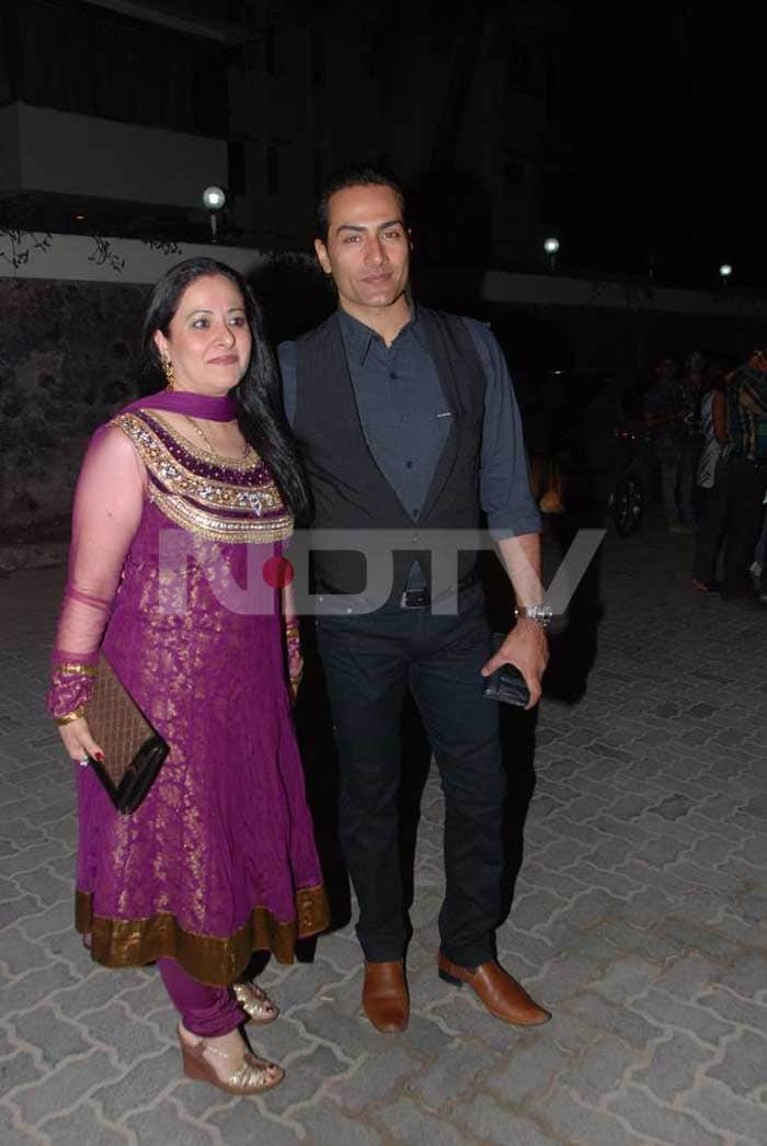 Sudhanshu Pandey poses with wife.