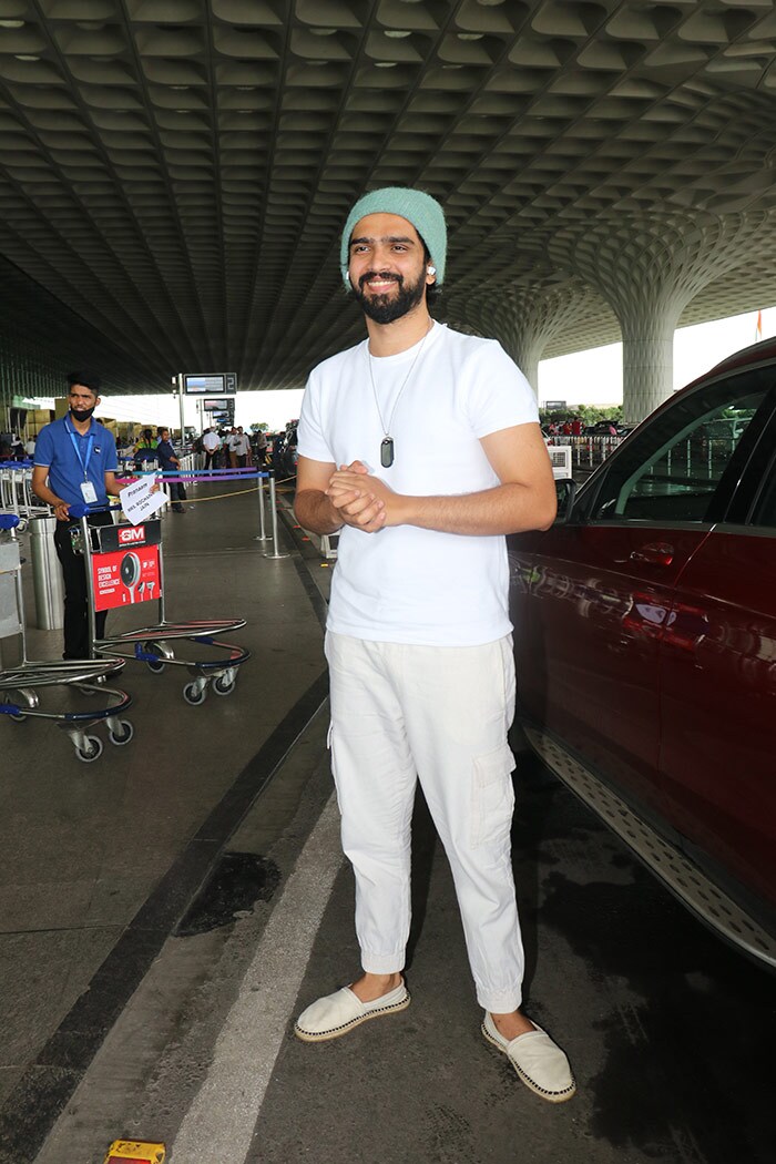 Amaal Mallik looked comfortable in a white co-ord set. He happily posed for the shutterbugs at the airport.