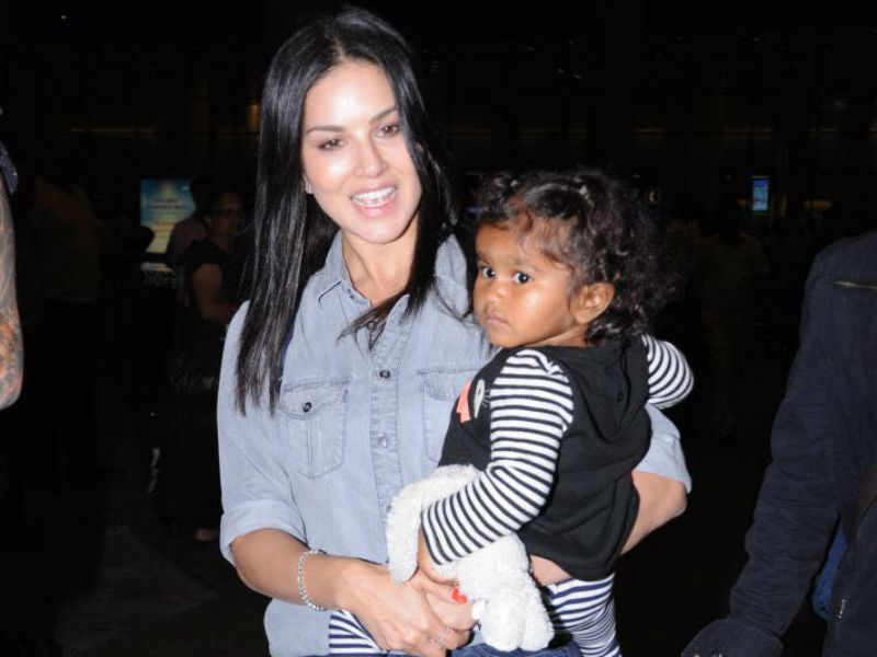 बेटी निशा को गोद में लिए निकली सनी लियोन...