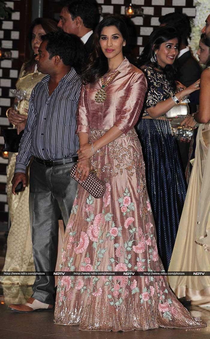 Sridevi, Aishwarya, Shah Rukh at Nita Ambani\'s Party for Harbhajan, Geeta