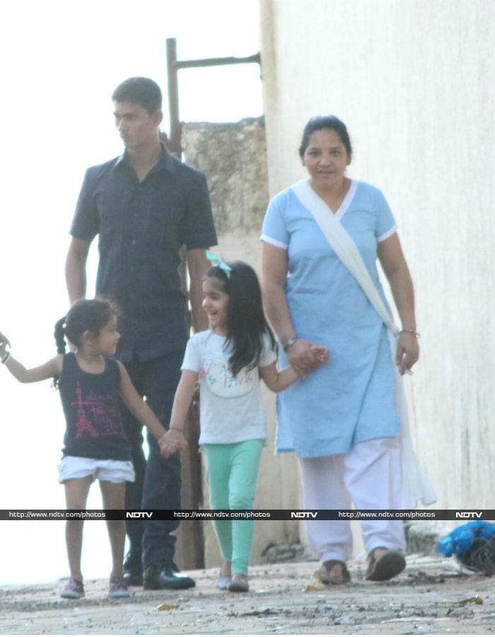 Akshay Kumar\'s Daughter Nitara Enjoys Evening Walk With Friend