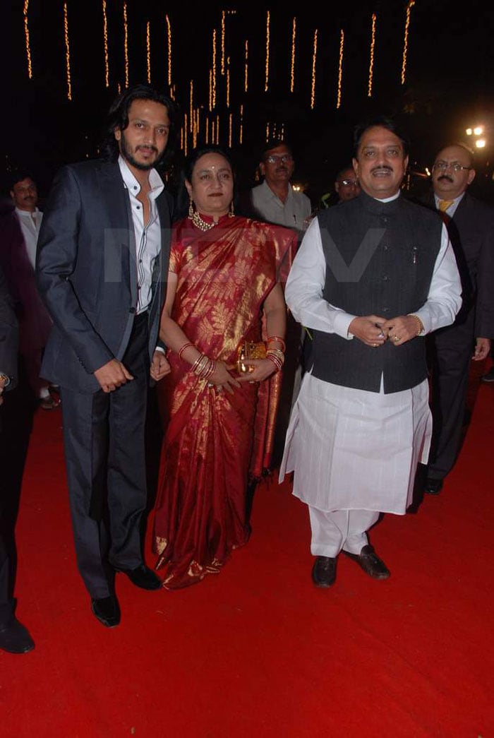 The Good Son: Riteish accompanies parents Vaishali and former Maharashtra Chief Minister Vilasrao Deshmukh.