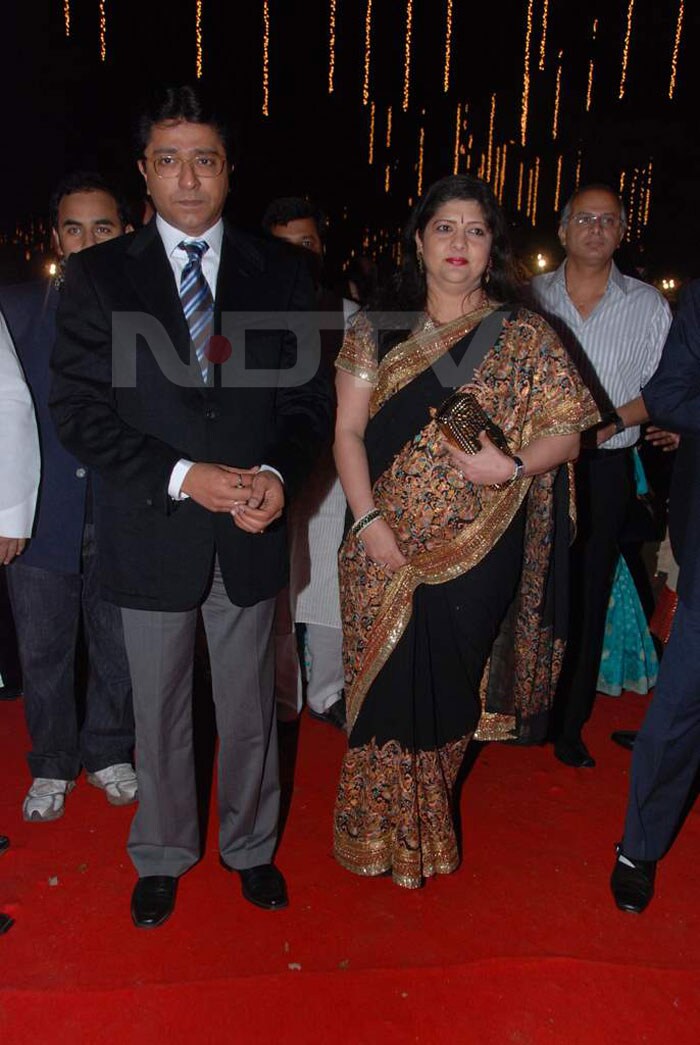 Sharmila and Raj Thackeray cross party lines to attend the wedding!