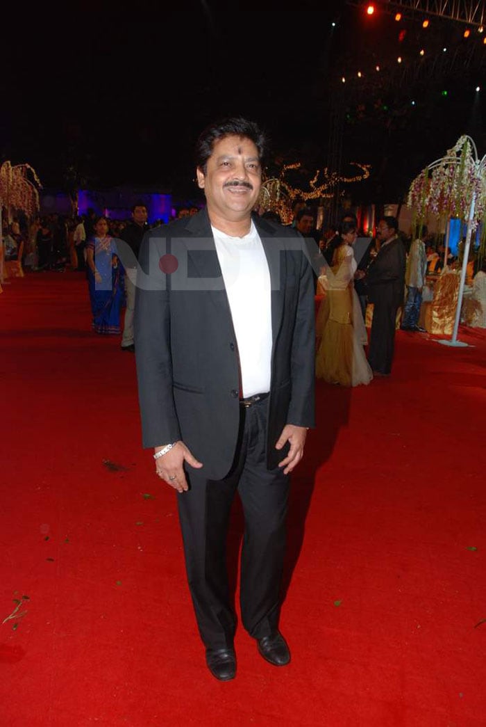 Udit Narayan's T-shirt is blindingly white. <i>Rin ki safedi</i>?