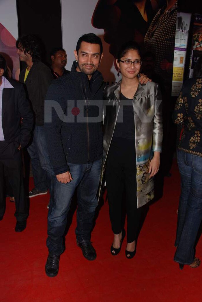 Aamir, Kiran hand in hand.