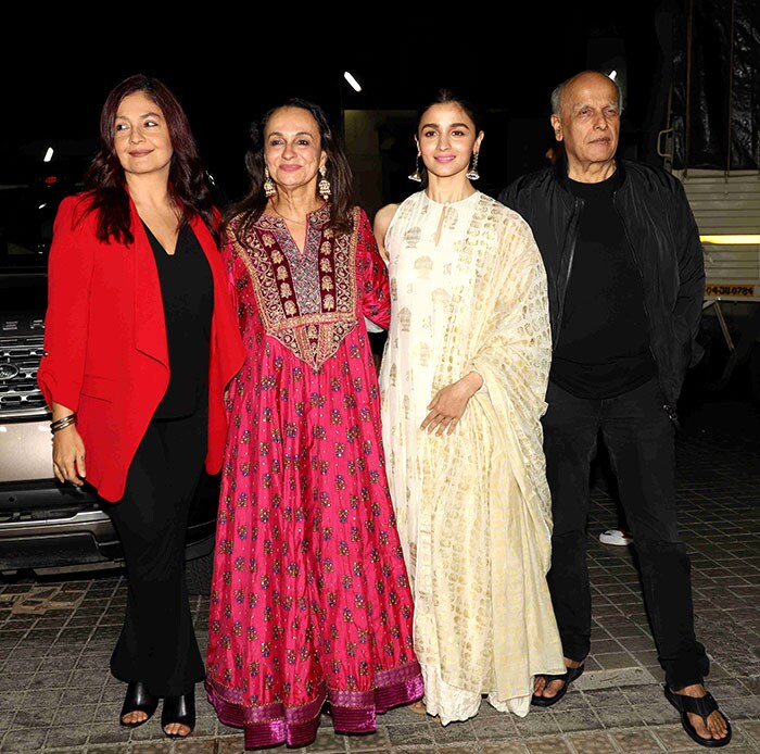 Alia And Pooja Bhatt Watch Soni Razdan\'s Film With Mahesh Bhatt