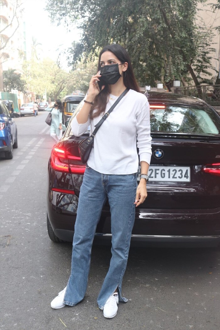 Cricketer Hardik Pandya's wife Natasa Stankovic was photographed in a casual outfit.