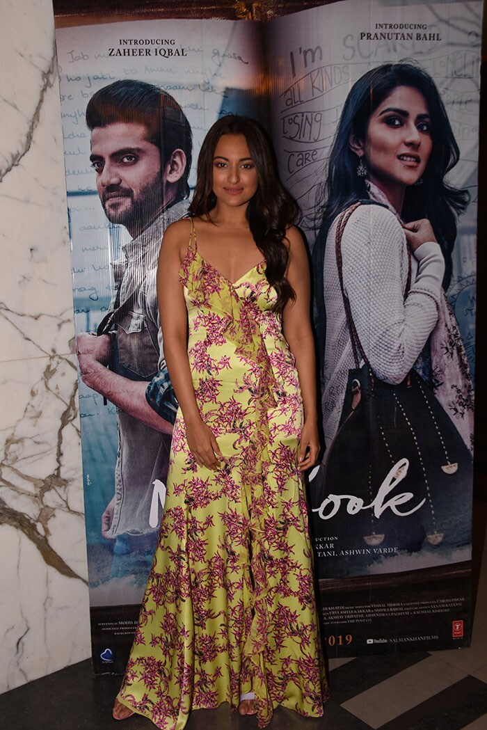 Kajol, Sonakshi, Jacqueline And Others Watch Notebook
