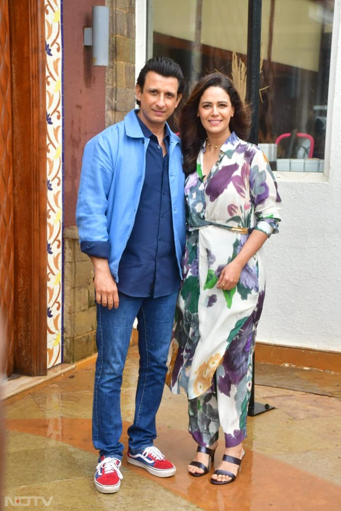 <i>Kafas</I> stars Mona Singh and Sharman Joshi were busy with the promotions of their project.  (Image courtesy: Varinder Chawla)