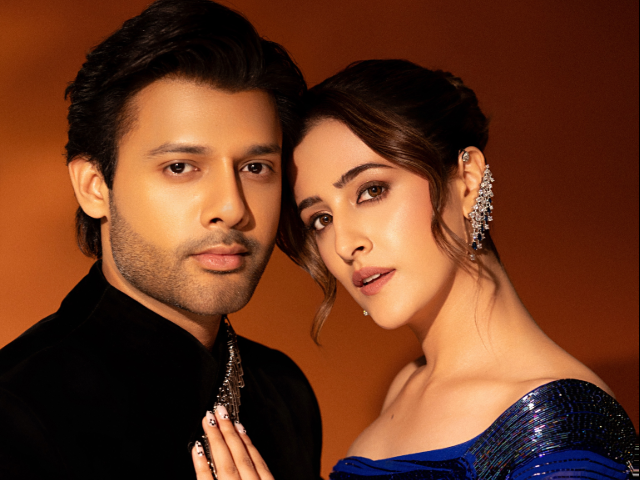 MS धोनी के पड़ोसी नुपूर सेनन- स्टेबिन बेन, 10 फोटो में देखें सी फेसिंग घर के प्राइवेट पूल से लेकर किचन की झलक