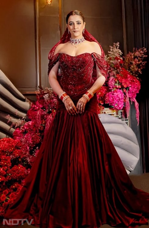 नूपुर सेनन ने इंस्टाग्राम पर अपनी शादी के रिसेप्शन की कुछ तस्वीरें शेयर की हैं जिनमें नूपुर बेहद खूबसूरत नज़र आ रही हैं.