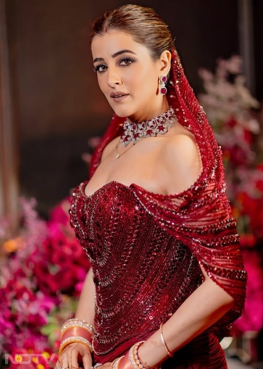 फैंस उनके इस खास लुक को खूब पसंद कर रहे हैं.