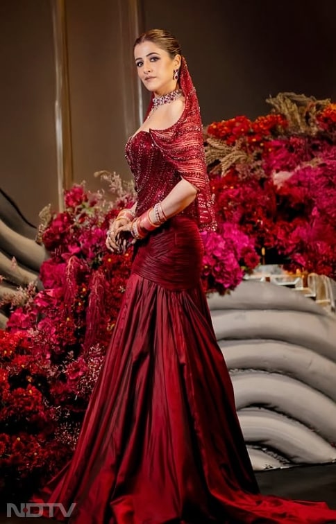 नुपुर सैनन गहरे मैरून रंग के गाउन में नजर आ रही हैं जो उनके लुक को रॉयल और ग्रेसफुल बना रहा है.