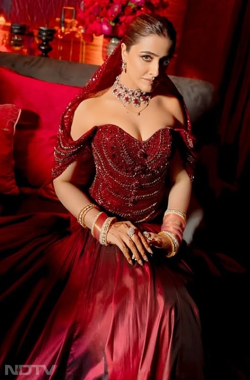 ऑफ शोल्डर पैटर्न और हैवी वर्क वाला गाउन उनकी पर्सनालिटी में क्लास और चार्म जोड़ता है.