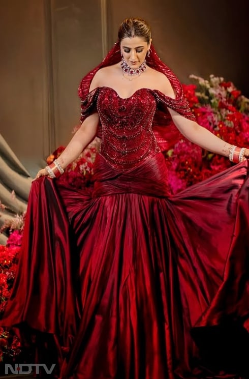 मिनिमल मेकअप के साथ न्यूड लिप शेड और सॉफ्ट आई लुक उनकी खूबसूरती को उभार रहा है.