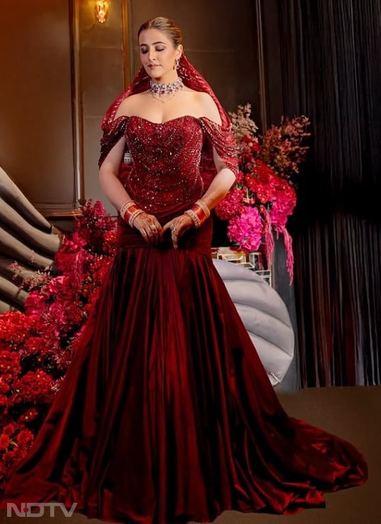 स्टेटमेंट चोकर नेकलेस और मैचिंग ईयररिंग्स उनके पूरे लुक को परफेक्ट बैलेंस दे रहे हैं.