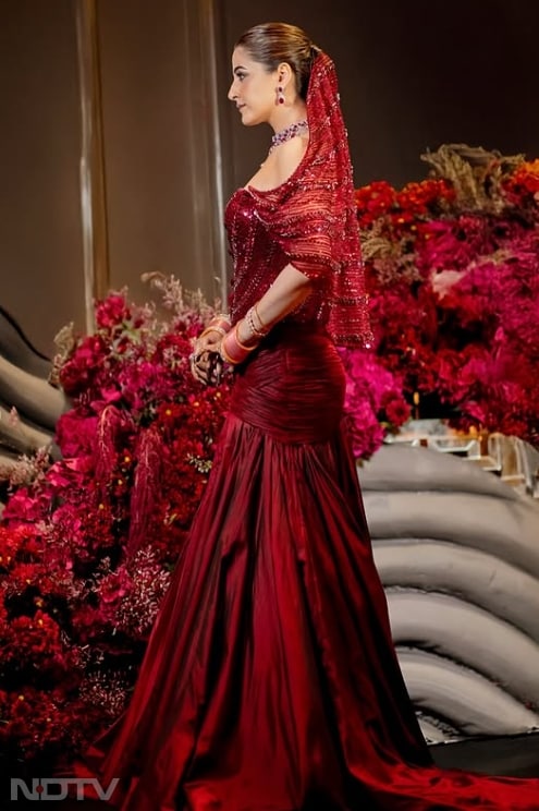 स्लीक हेयरस्टाइल और सटल एक्सप्रेशंस तस्वीरों में उनके कॉन्फिडेंस को साफ दिखाते हैं.