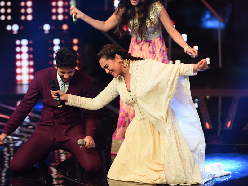 When Sonakshi Burnt The Dance Floor With <i>Chaiyya Chaiyya</i>