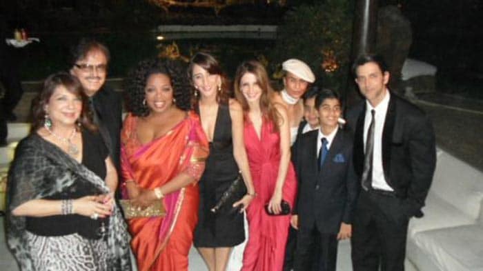 Farah Khan tweeted: "Family photo with my parents, @Oprah , Parmesh and @sussannekroshan and @iHrithik."