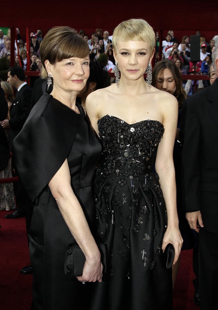 Best Actress nominee Carey Mulligan, right, and her mother Heulwen Booth arrives at the 82nd Academy Awards on Sunday, March 7, 2010, in the Hollywood section of Los Angeles. (Photo: AP)