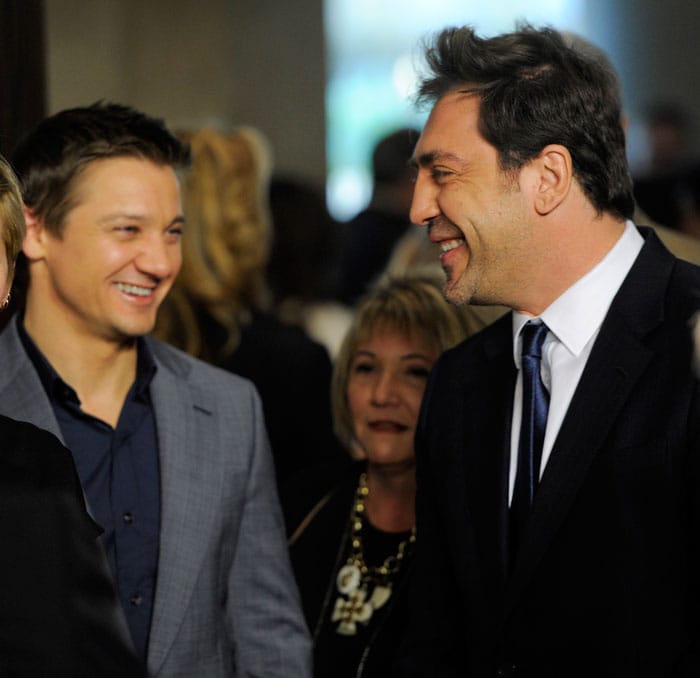 Javier Bardem says hola to Jeremy Renner, nominated for Best Supporting Actor <br />
<a href="http://movies.ndtv.com/oscar11/default.aspx"> <img src=/photos/entertainment/oscars-2011-nominees-luncheon-9115/amp/1/"http:/drop.ndtv.com/albums/uploadedpics/small/700_50_oscar_634330423803629872.jpg" border="0"/>
</a>