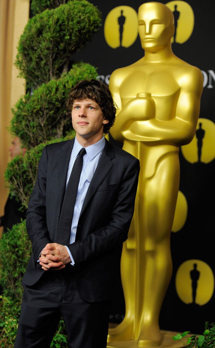 We've seen that look and that pose before on Best Actor nominee Jesse Eisenberg <br />
<a href="http://movies.ndtv.com/oscar11/default.aspx"> <img src=/photos/entertainment/oscars-2011-nominees-luncheon-9115/amp/1/"http:/drop.ndtv.com/albums/uploadedpics/small/700_50_oscar_634330423803629872.jpg" border="0"/>
</a>