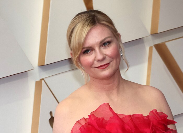 Kirsten Dunst walked the red carpet in a ruffled Christian Lacroix gown