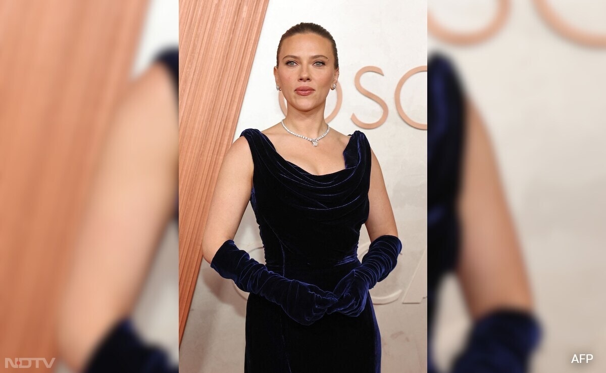 Scarlett Johansson looked elegant in a midnight-blue velvet gown by Mugler and De Beers jewels. (Image Courtesy: AFP)