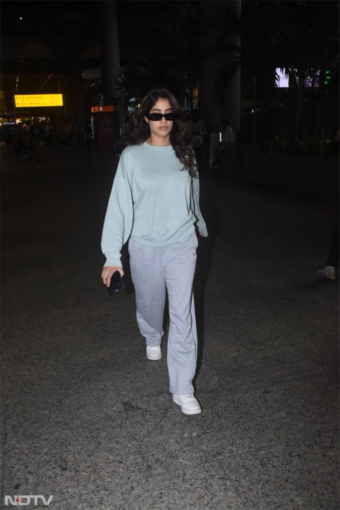जान्हवी कपूर का एयरपोर्ट OOTD एक ग्रे को-ऑर्डिनेट सेट था. (फोटो क्रेडिट: वरिंदर चावला)